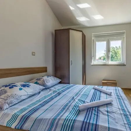 Paliska With Pool For Max 8 Pax In Porec Jasenovica